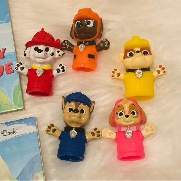 ❌SOLD❌Paw Patrol Bundle of Books & Finger Puppets - Picture 7 of 8